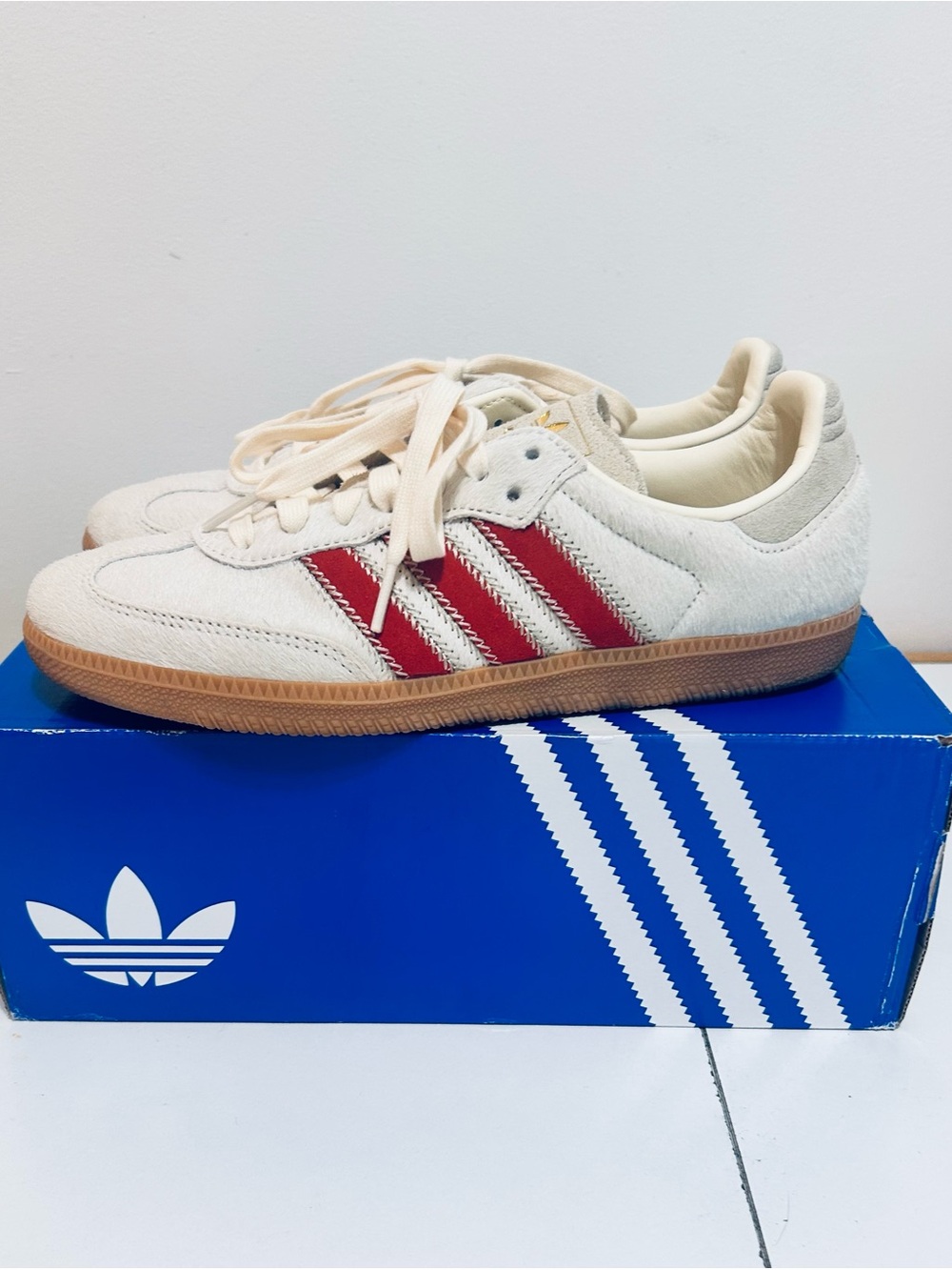 adidas Samba Classic Low-Top Sneaker in White with Red Stripes - Picture 5 of 10
